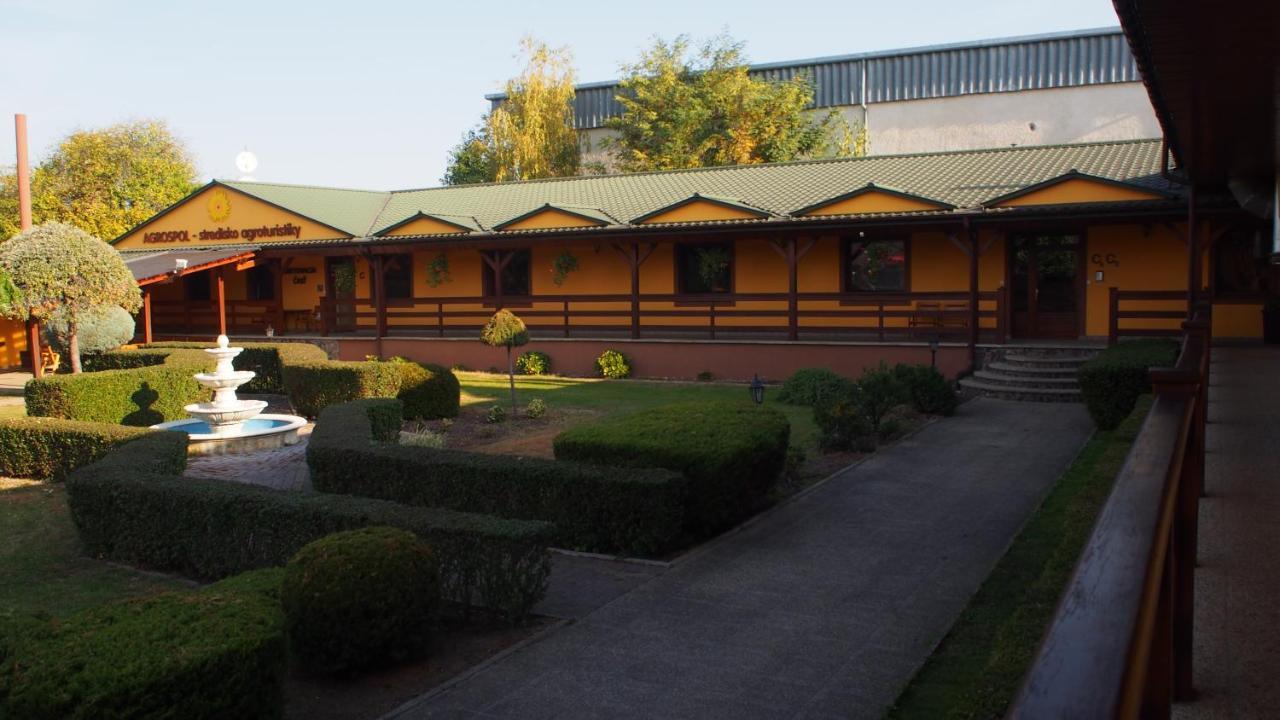 Hotel Slnecny Dvor Michalovce Exterior photo